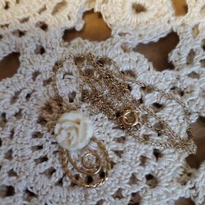 Elegant Gold and Cream Rose Pendant Necklace